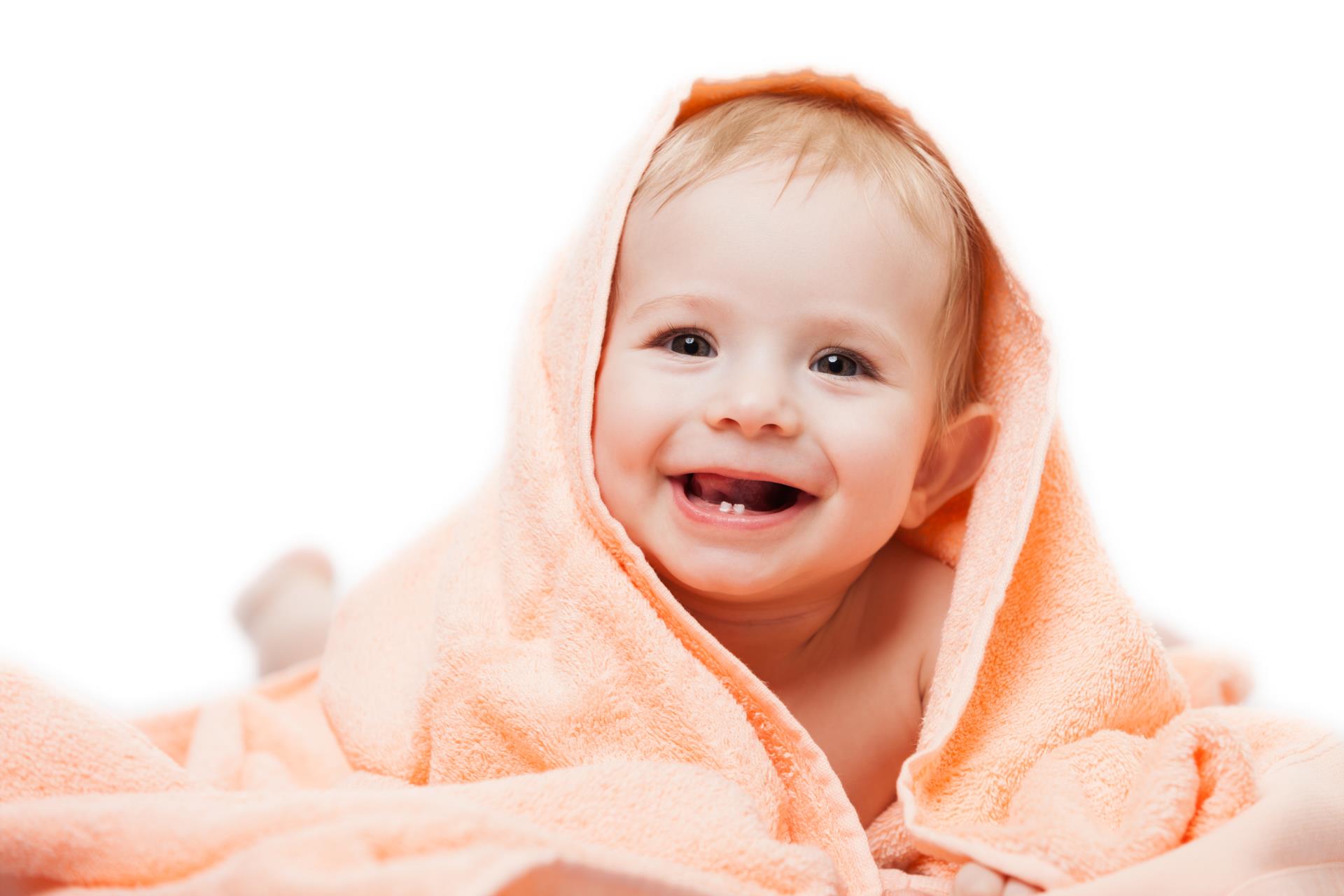 Un bébé content affiche un grand sourire et montre ses nouvelles dents du bas